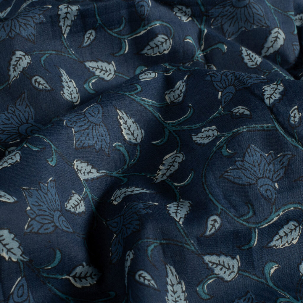 Katoen voile batik - blauwe bloemen