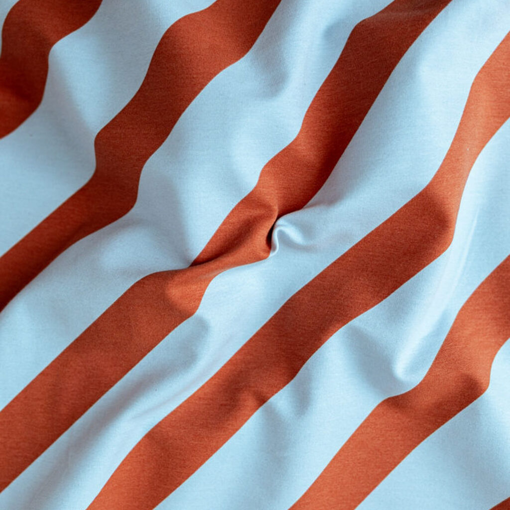 French terry - lichtblauw roest strepen diagonaal