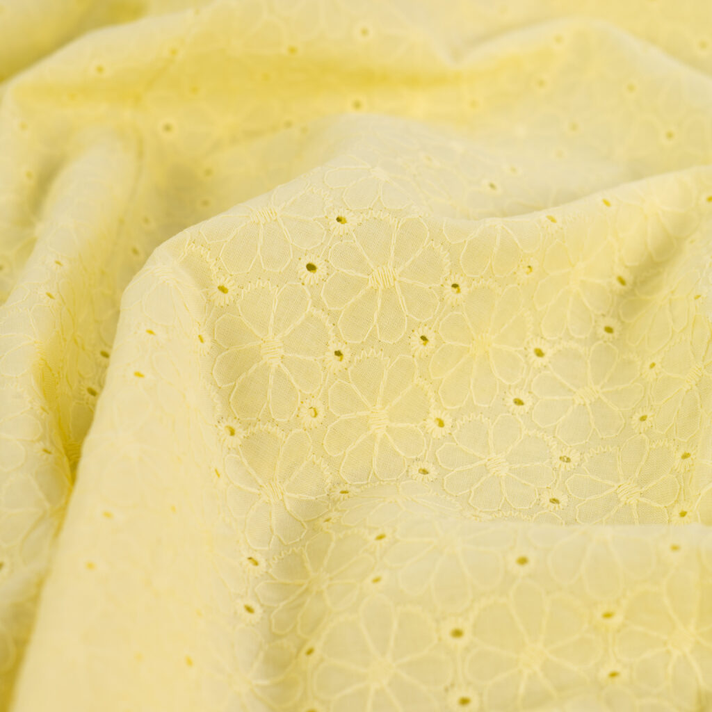 Poplin katoen - broderie geel schulprand